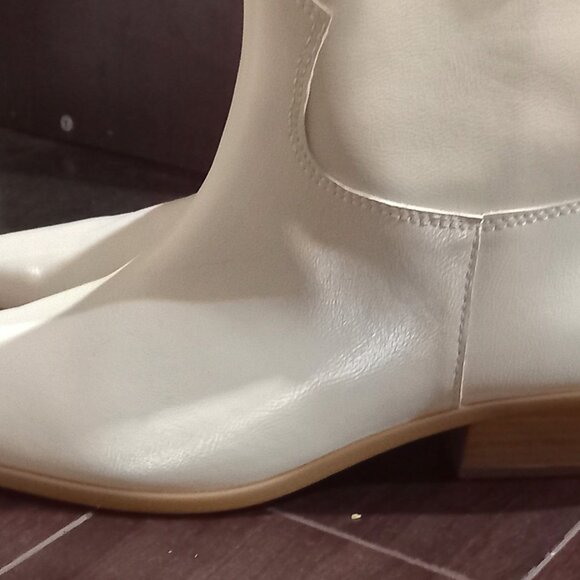 Boots - Picture 2 of 5